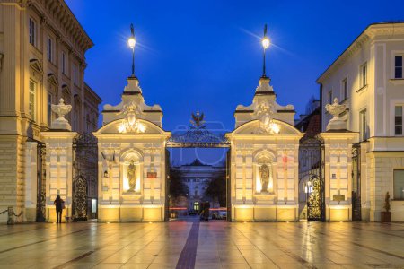 Téléchargez les photos : Warszawa, Pologne - 27 janvier 2024 : Porte de l'Université de Varsovie dans les rues Krakowskie Przedmiescie au crépuscule, Pologne. - en image libre de droit