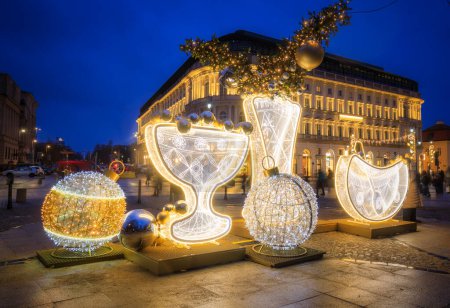 Téléchargez les photos : Warszawa, Pologne - 27 janvier 2024 : Décorations lumineuses de Noël dans les rues de Varsovie au crépuscule, Pologne. - en image libre de droit