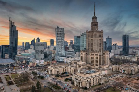 Téléchargez les photos : Warszawa, Pologne - 27 janvier 2024 : Paysage urbain moderne de Warszawa au coucher du soleil, capitale de la Pologne. - en image libre de droit