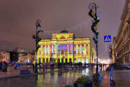 Foto de Warszawa, Polonia - 27 de enero de 2024: Decoraciones de Navidad en las calles de Varsovia al atardecer, Polonia. - Imagen libre de derechos