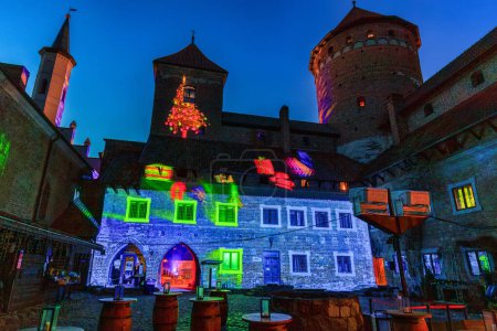 Téléchargez les photos : Reszel, Pologne - 30 janvier 2024 : Illuminations de Noël au château teutonique de Reszel en Warmia au crépuscule, Pologne. - en image libre de droit