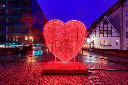 Téléchargez les photos : Gdansk, Pologne - 11 février 2024 : illumination de la Saint-Valentin sur le pont vert de Gdansk au crépuscule. Pologne - en image libre de droit