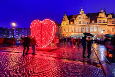 Foto de Gdansk, Polonia - 11 de febrero de 2024: Iluminación de San Valentín en el Puente Verde de Gdansk al atardecer. Polonia - Imagen libre de derechos