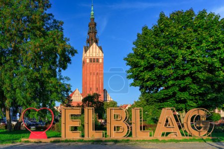 Téléchargez les photos : Paysage estival de la ville d'Elblag à la lumière du soleil couchant. Pologne - en image libre de droit