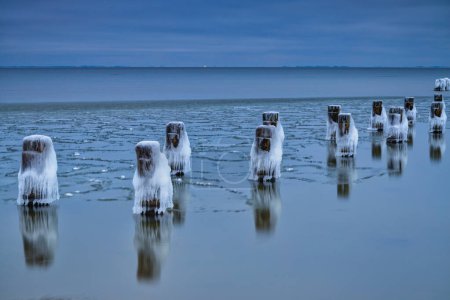 Foto de Playa congelada del Mar Báltico en Babie Doly al atardecer, Gdynia. Polonia - Imagen libre de derechos
