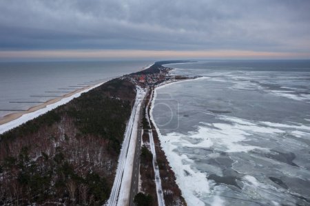 Foto de Bahía congelada de Puck cerca de Kuznica al atardecer, península de Hel. Polonia - Imagen libre de derechos