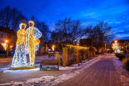 Weihnachtsbeleuchtung in einem Winterpark in der Altstadt von Danzig, Polen