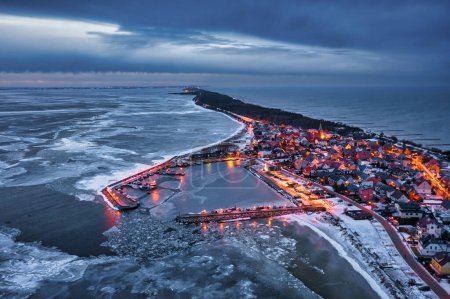 Téléchargez les photos : Baie gelée de Puck près de Kuznica au coucher du soleil, péninsule de Hel. Pologne - en image libre de droit