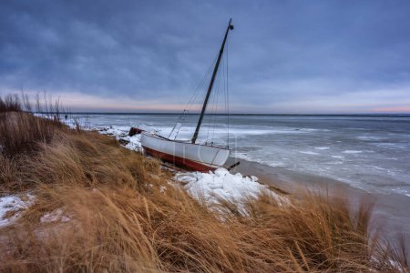 Foto de Playa del mar Báltico en invierno en Kuznica, península de Hel. Polonia - Imagen libre de derechos