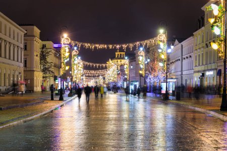 Téléchargez les photos : Belle architecture de la Route Royale avec illuminations de Noël à Varsovie. Pologne - en image libre de droit