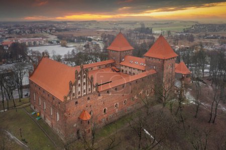 Téléchargez les photos : Château teutonique à Nidzica au coucher du soleil, Pologne. - en image libre de droit