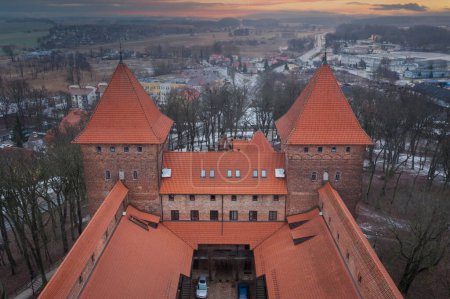 Téléchargez les photos : Château teutonique à Nidzica au coucher du soleil, Pologne. - en image libre de droit