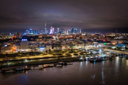 Erstaunliches Stadtbild von Warschau bei Nacht, der Hauptstadt Polens.