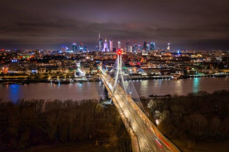 Téléchargez les photos : Paysage urbain incroyable de Warszawa la nuit, capitale de la Pologne. - en image libre de droit