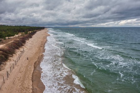 Téléchargez les photos : Météo dramatique sur la plage de la mer Baltique à Sobieszewo, Pologne - en image libre de droit