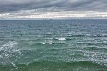 Téléchargez les photos : Météo dramatique à Mer Baltique à Sobieszewo, Pologne - en image libre de droit