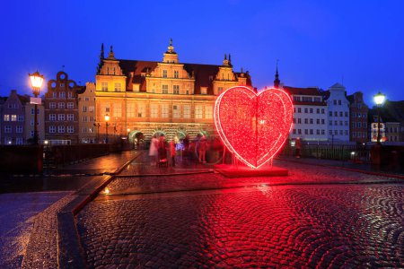 Téléchargez les photos : Illumination Saint-Valentin sur le pont vert à Gdansk au crépuscule. Pologne - en image libre de droit