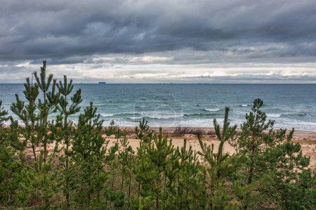 Foto de Tiempo dramático en la playa del Mar Báltico en Sobieszewo, Polonia - Imagen libre de derechos