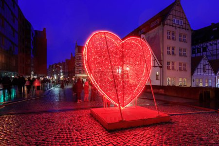 Téléchargez les photos : Illumination Saint-Valentin sur le pont vert à Gdansk au crépuscule. Pologne - en image libre de droit