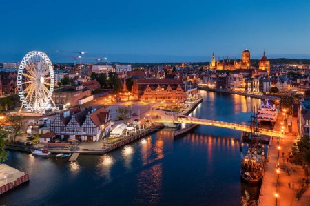 Téléchargez les photos : Vue aérienne de la belle ville de Gdansk au crépuscule, Pologne - en image libre de droit
