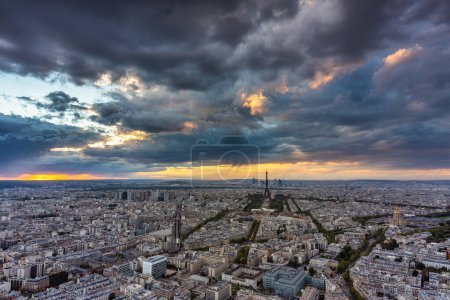 Téléchargez les photos : Panorama de la ville de Paris avec le coucher de soleil de la Tour Eiffel. France - en image libre de droit