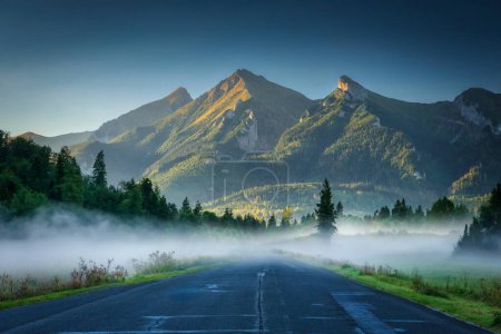 Foto de Camino a los Tatras Belianske al amanecer, frontera polaco-eslovaca - Imagen libre de derechos