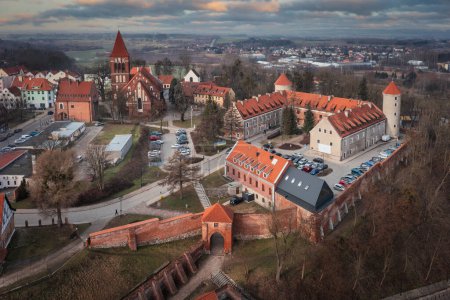 Téléchargez les photos : Château teutonique dans la ville de Paslek au coucher du soleil, Pologne. - en image libre de droit