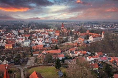 Téléchargez les photos : Château teutonique dans la ville de Paslek au coucher du soleil, Pologne. - en image libre de droit