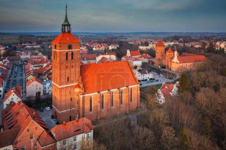 Téléchargez les photos : Reszel ville dans la région de Warmia en Pologne au coucher du soleil, - en image libre de droit