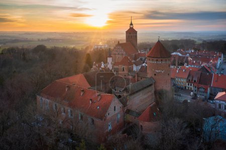 Foto de Castillo teutónico en Reszel al atardecer, Polonia. - Imagen libre de derechos