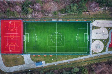 Téléchargez les photos : Vue du dessus du terrain de football toutes saisons. Pologne - en image libre de droit