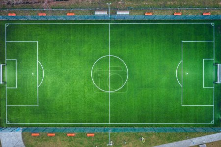 Téléchargez les photos : Vue du dessus du terrain de football toutes saisons. Pologne - en image libre de droit