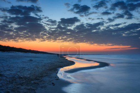 Foto de Playa del Mar Báltico en Jantar al atardecer. Polonia - Imagen libre de derechos