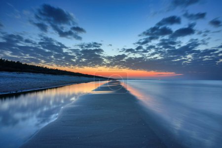 Téléchargez les photos : Plage de la mer Baltique à Jantar au coucher du soleil. Pologne - en image libre de droit
