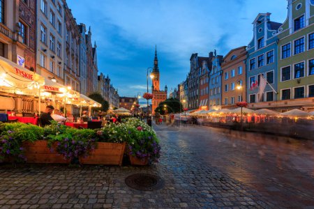 Téléchargez les photos : Gdansk, Pologne - 6 août 2023 : La longue voie sur la ville principale de Gdansk au coucher du soleil d'été, Pologne. - en image libre de droit