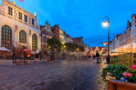 Foto de Gdansk, Polonia - 6 de agosto de 2023: The Long Lane on the Main Town of Gdansk at summer sunset, Polonia. - Imagen libre de derechos