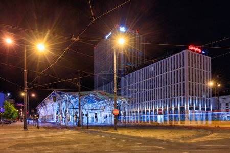 Foto de Lodz, Polonia - 24 de agosto de 2023: Depósito de tranvías en el centro de Lodz con un colorido techo llamado Stable of Unicorns. Polonia - Imagen libre de derechos