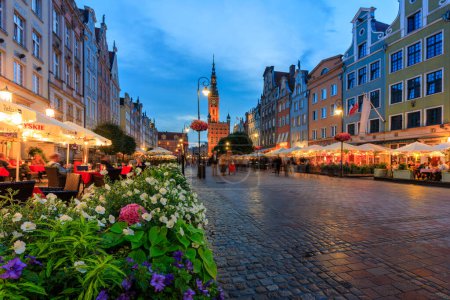 Téléchargez les photos : Gdansk, Pologne - 6 août 2023 : La longue voie sur la ville principale de Gdansk au coucher du soleil d'été, Pologne. - en image libre de droit