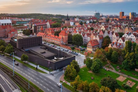 Foto de Gdansk, Polonia - 6 de agosto de 2023: Paisaje aéreo de la ciudad principal de Gdansk, Polonia. - Imagen libre de derechos