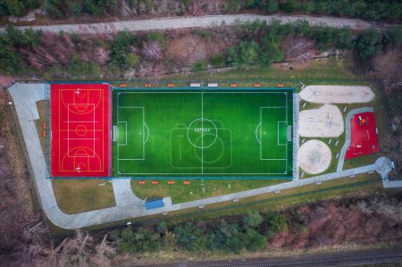 Téléchargez les photos : Kuznica, Pologne - 2 mars 2024 : Vue du dessus du terrain de football toutes saisons à Kuznica, péninsule d'Hel. Pologne - en image libre de droit