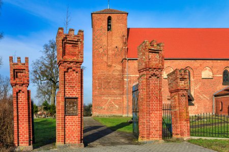 Iglesia parroquial del siglo XIV en Mingaje, región de Warmia. Polonia