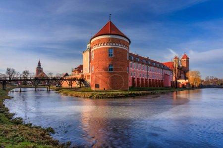 Foto de Hermoso castillo teutónico en Lidzbark Warminski antes del atardecer, Polonia. - Imagen libre de derechos