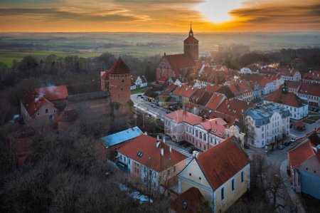 Teutonische Burg in Reszel bei Sonnenuntergang, Polen.