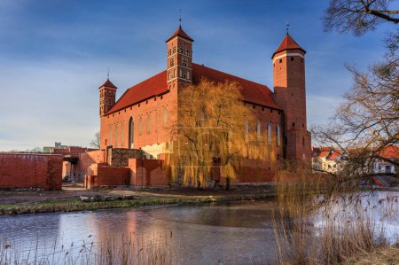 Beau château teutonique à Lidzbark Warminski avant le coucher du soleil, Pologne.