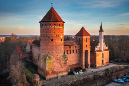Téléchargez les photos : Château teutonique à Reszel au coucher du soleil, Pologne. - en image libre de droit