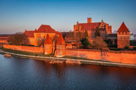 Téléchargez les photos : Château de Malbork sur la rivière Nogat au coucher du soleil, Pologne - en image libre de droit