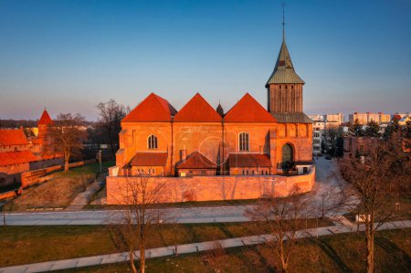 Téléchargez les photos : Eglise au château de Malbork au coucher du soleil, Pologne - en image libre de droit