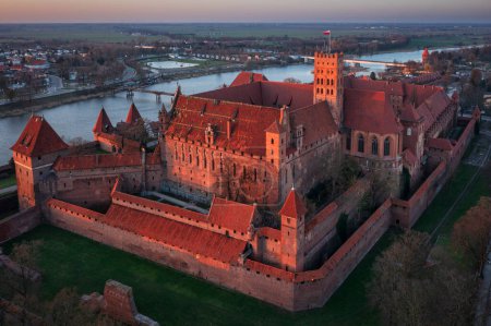 Téléchargez les photos : Château de Malbork sur la rivière Nogat au coucher du soleil, Pologne - en image libre de droit
