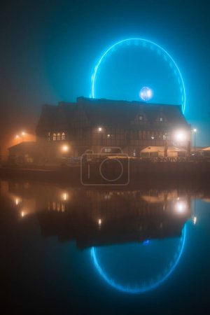 Paisaje nebuloso de Gdansk junto al río Motlawa. Polonia