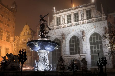 Téléchargez les photos : Foggy paysage de la rue Long Lane dans la ville principale de Gdansk. Pologne - en image libre de droit